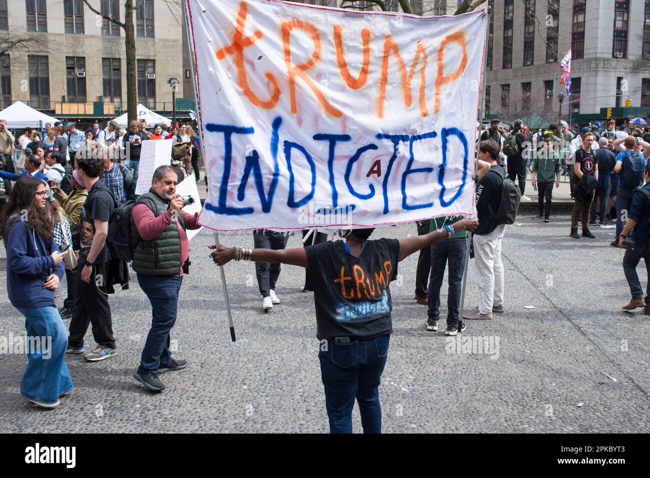 Der Anti-Trump-Unterstützer hält während der Trump-Anklage am 04. April 2023 vor dem Manhattan Criminal Court House, New York City, ein Trump-Anklageschild. Stockfoto