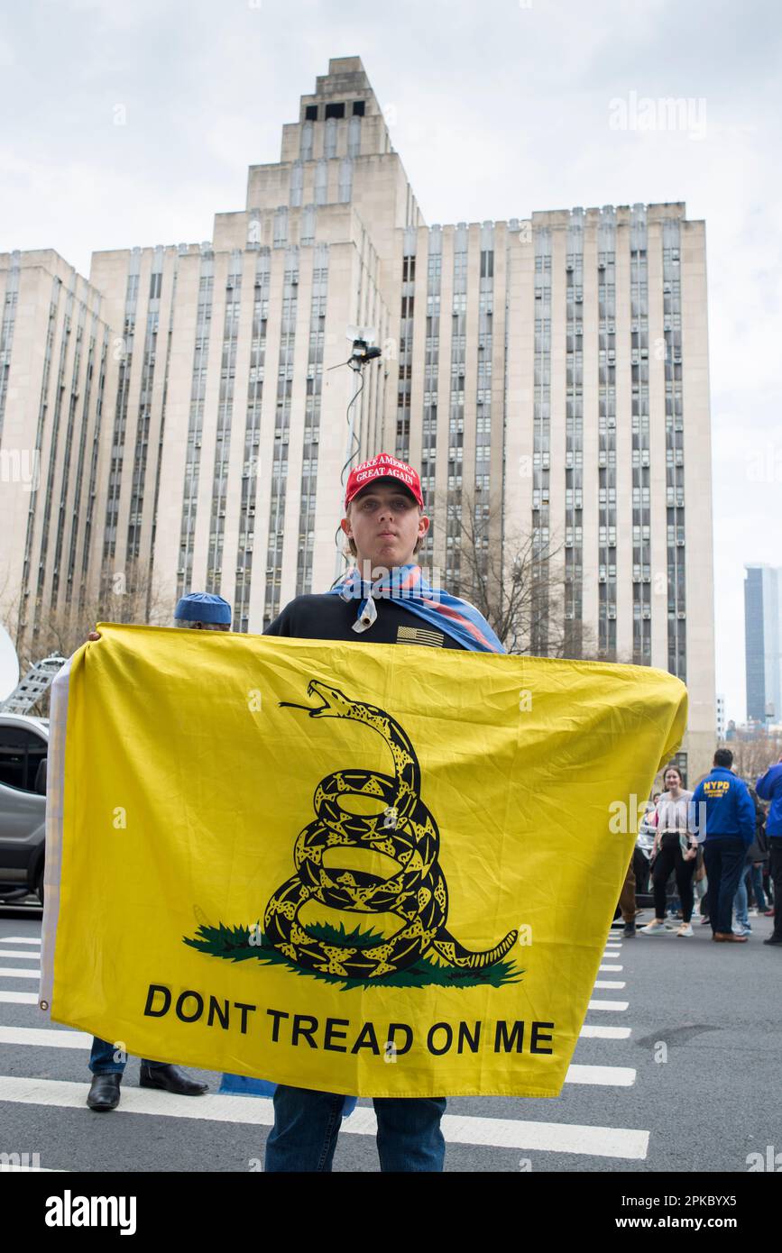 Der junge Maryland-Unterstützer von Präsident Trump hält eine „Don't tread on me“-Flagge in der Nähe des Manhattan Criminal Court House, New York City, USA. 4. April 2023. Stockfoto