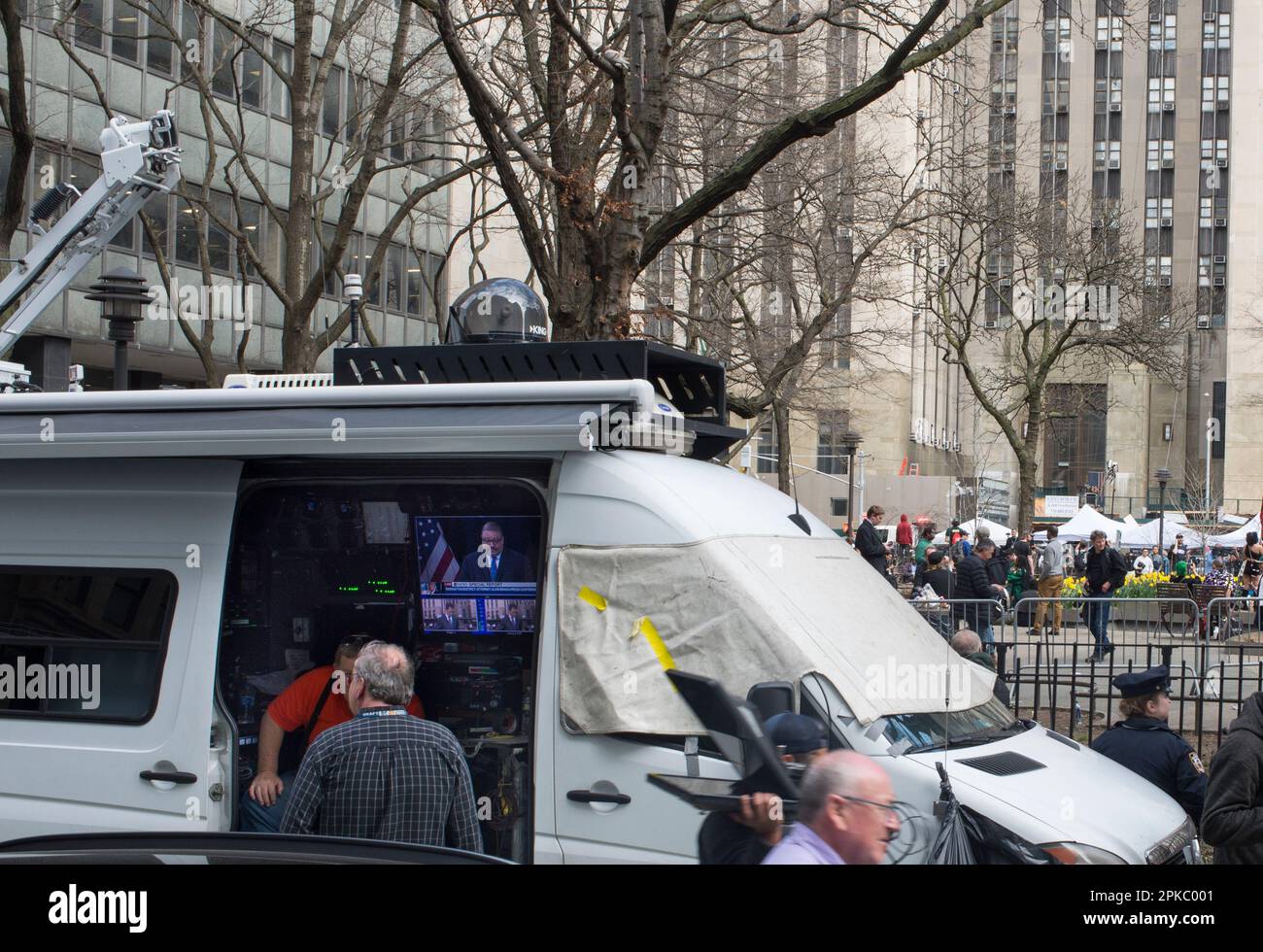 Vor dem Manhattan Criminal Court, NYC, versammeln sich während der historischen Anklageverlesung von Präsident Trump am 4. April 2023 Demonstranten. Stockfoto