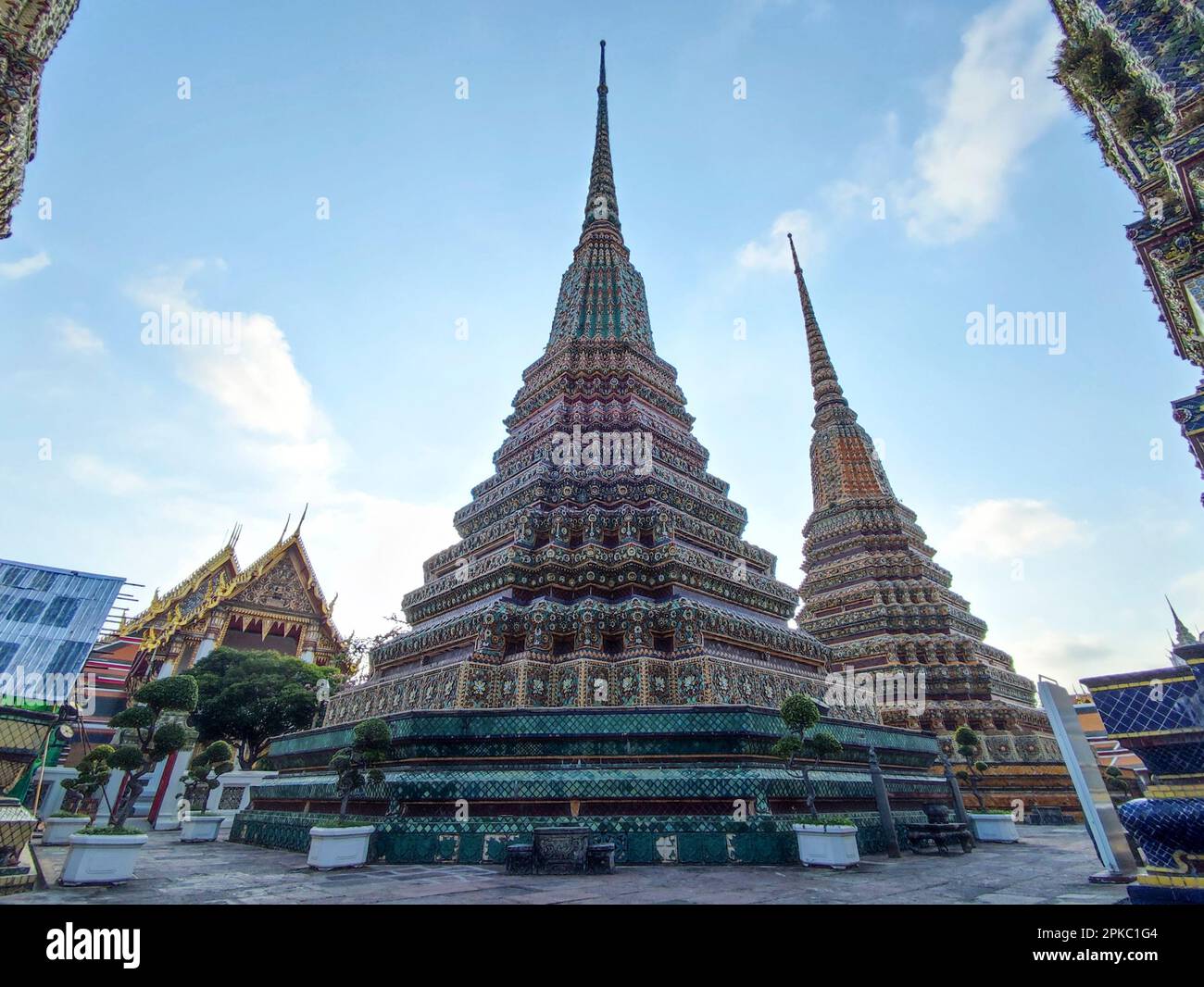 Phra Maha Chedi Si Rajakarn und seine atemberaubende Stupa in Wat Pho, Bangkok. Diese Stupas wurden erschaffen, um den König von Thailand zu ehren Stockfoto