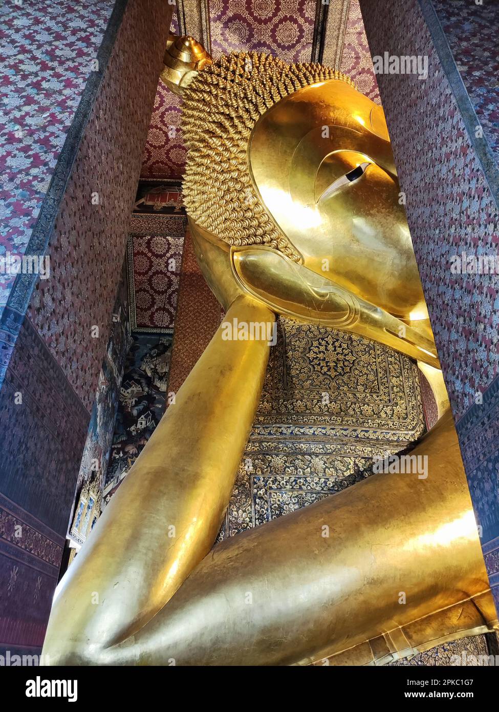 Gigantische liegende Buddha-Statue in Wat Pho, Bangkok. Wat Pho ist die älteste und größte Tempelanlage in Bangkok Stockfoto