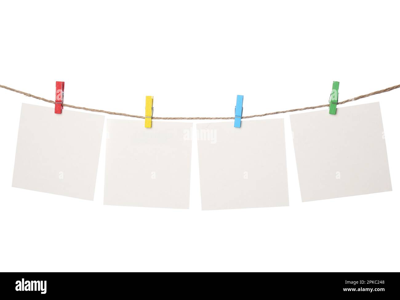 Kleidung mit leeren Notizbüchern auf Schnur vor weißem Hintergrund. Platz für Text Stockfoto