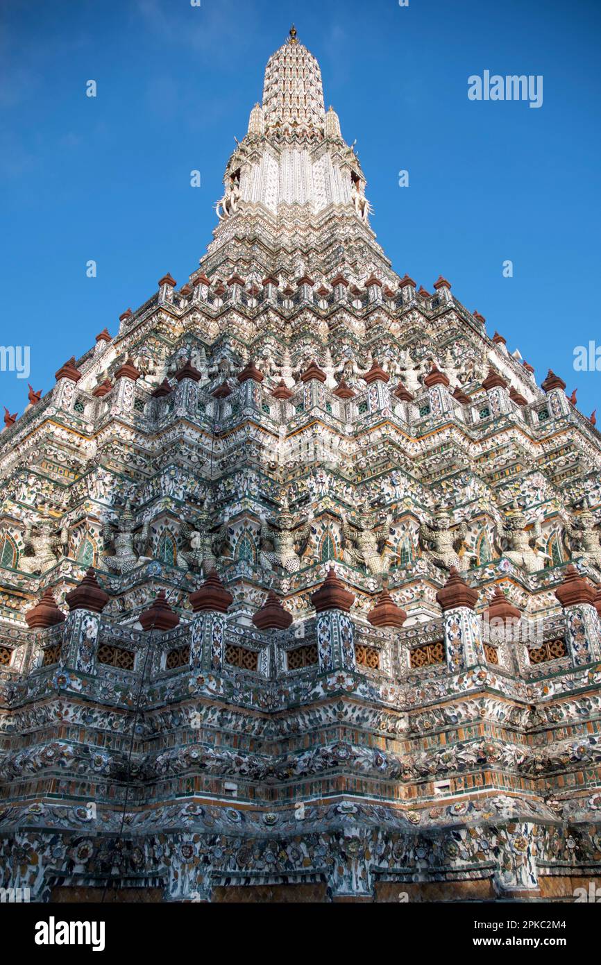 Beeindruckende architektonische Details des Wat Arun (Tempel der Morgenröte) in Bangkok. Dieses Wahrzeichen von Wat Arun ist ein 70 Meter hoher Tempelturm, ein Stupa-ähnliches Stockfoto