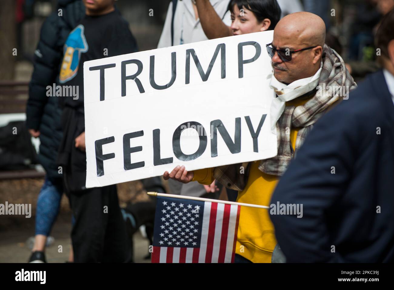 Anti-Unterstützer der Donald J Trump-Kundgebung vor dem Manhattan Criminal Court House, New York City, während der Trump-Anklageerhebung am 04. April 2023. Stockfoto