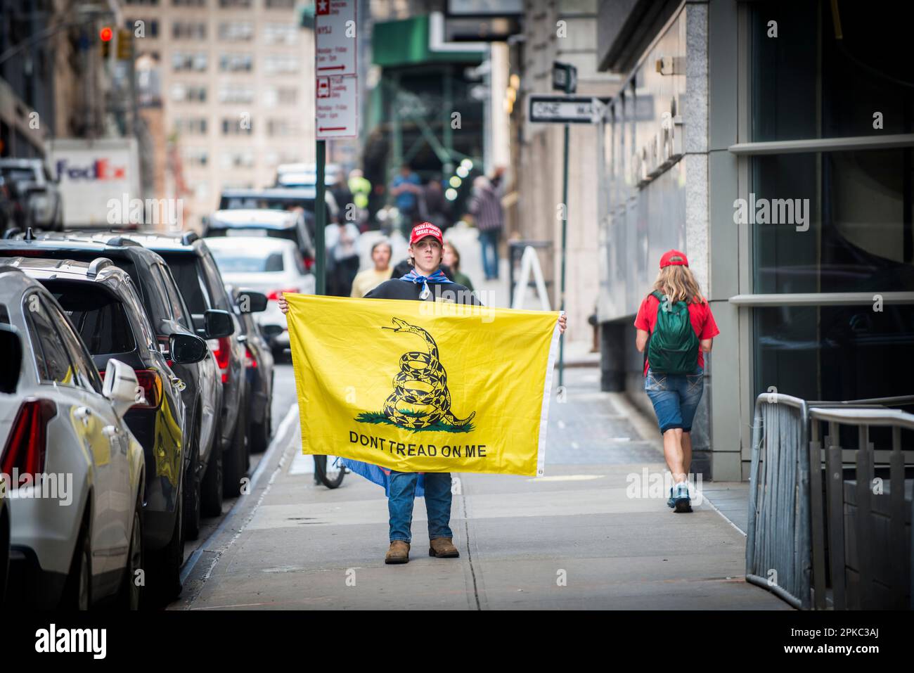 Der junge Maryland-Unterstützer von Präsident Trump hält eine „Don't tread on me“-Flagge in der Nähe des Manhattan Criminal Court House, New York City, USA. 4. April 2023. Stockfoto