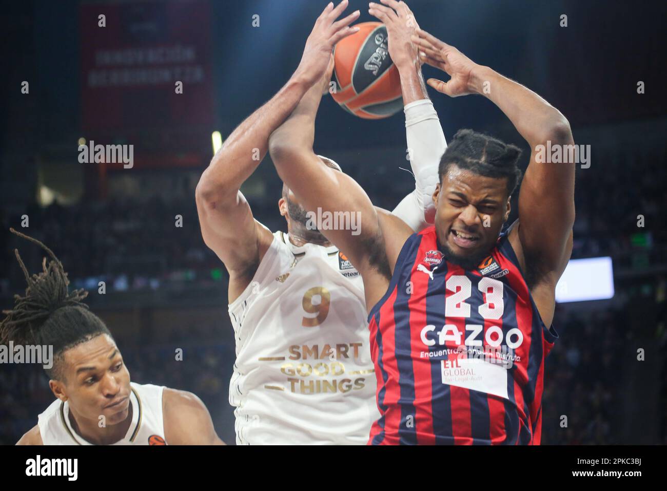 Vitoria-Gasteiz, Spanien, 06. April 2023: Der Spieler von Cazoo Baskonia Vitoria-Gasteiz, Steven Enoch (23) versucht, den Ball zu fangen, bevor Alex Tyus (9) während der 33. Runde der regulären Liga der Turkish Airlines EuroLeague 2022-23 zwischen Cazoo Baskonia Vitoria-Gasteiz und LDLC ASVEL Villeurbanne, 2023. April 06, In der Buesa Arena in Vitoria, Spanien. Kredit: Alberto Brevers / Alamy Live News Stockfoto