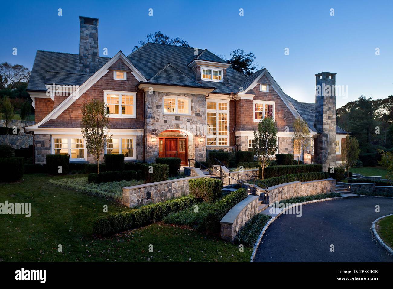 Luxuriöses Haus mit Kieselsteinfassade und Mauerwerkswänden und Schornsteinen. Stockfoto
