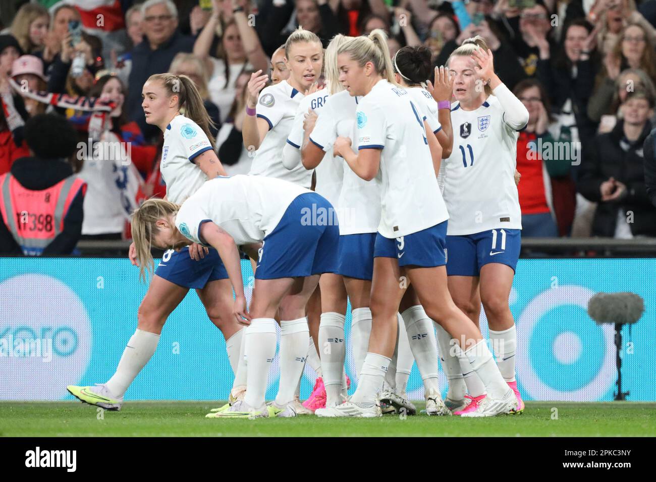 London, Großbritannien. 06. April 2023. England Lionesses feiern ihr Eröffnungsziel beim CONMEBOL-UEFA WOMEN's CHAMPIONS CUP FINALISSIMA Match zwischen England Women und Brasilien Women am 6. April 2023 im Wembley Stadium, London, England. Foto: Joshua Smith. Nur redaktionelle Verwendung, Lizenz für kommerzielle Verwendung erforderlich. Keine Verwendung bei Wetten, Spielen oder Veröffentlichungen von Clubs/Ligen/Spielern. Kredit: UK Sports Pics Ltd/Alamy Live News Stockfoto