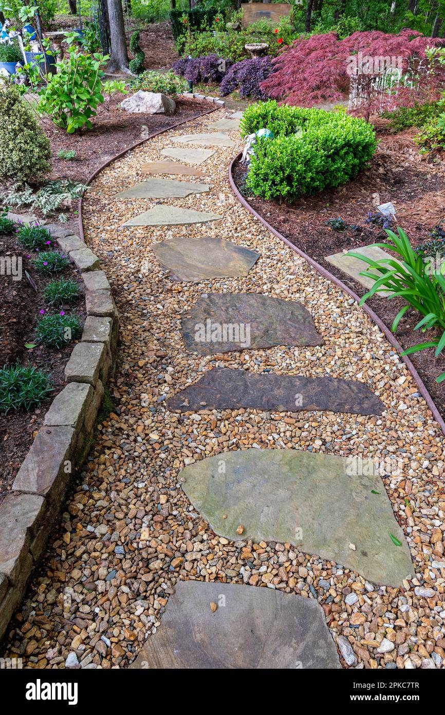 Der üppige Garten und der Steinweg in Montgomery, Alabama, USA. Stockfoto