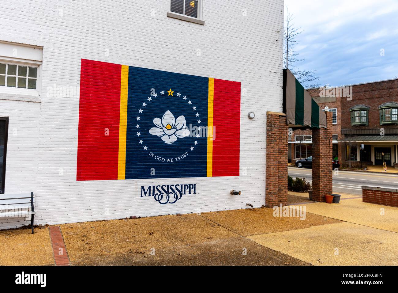 Tupelo, MS - Januar 2023: Mississippi State flag on side of Brick Building Stockfoto