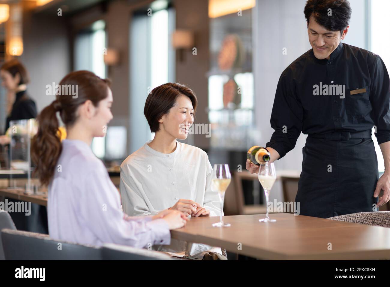 Das Personal im Restaurant schüttete Champagner ein Stockfoto