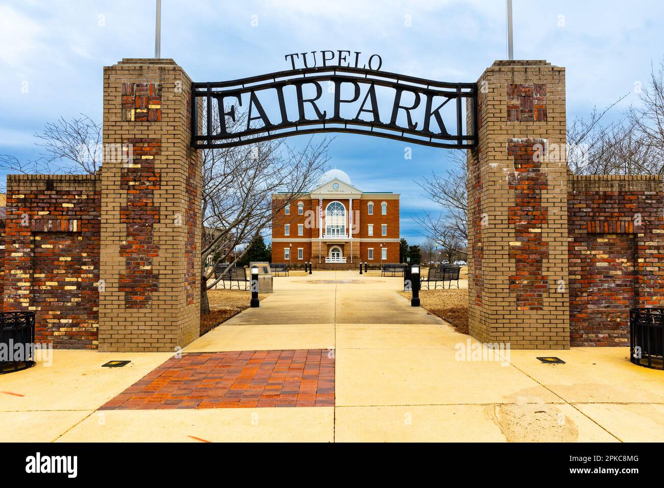Tupelo, MS - Januar 2023: Fair Park vor dem Rathaus von Tupelo in Tupelo, Mississippi Stockfoto