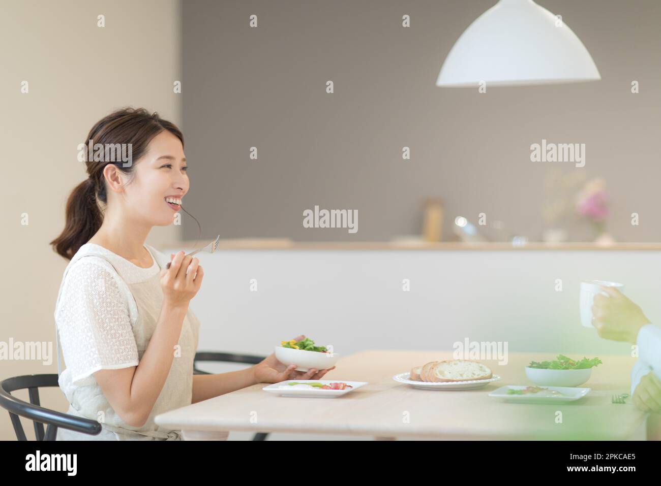 Eine Frau, die sich beim Essen unterhält Stockfoto