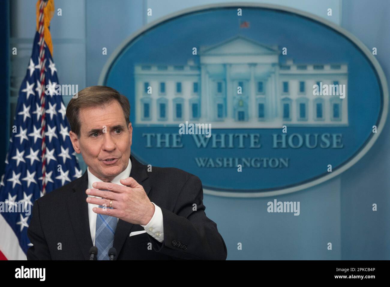 Washington, Vereinigte Staaten. 06. April 2023. John Kirby, Koordinator des Nationalen Sicherheitsrats für strategische Kommunikation, nimmt am 6. April 2023 an einer Pressekonferenz im Weißen Haus in Washington Teil. Chris Kleponis - Pool über CNP/dpa/Alamy Live News Stockfoto