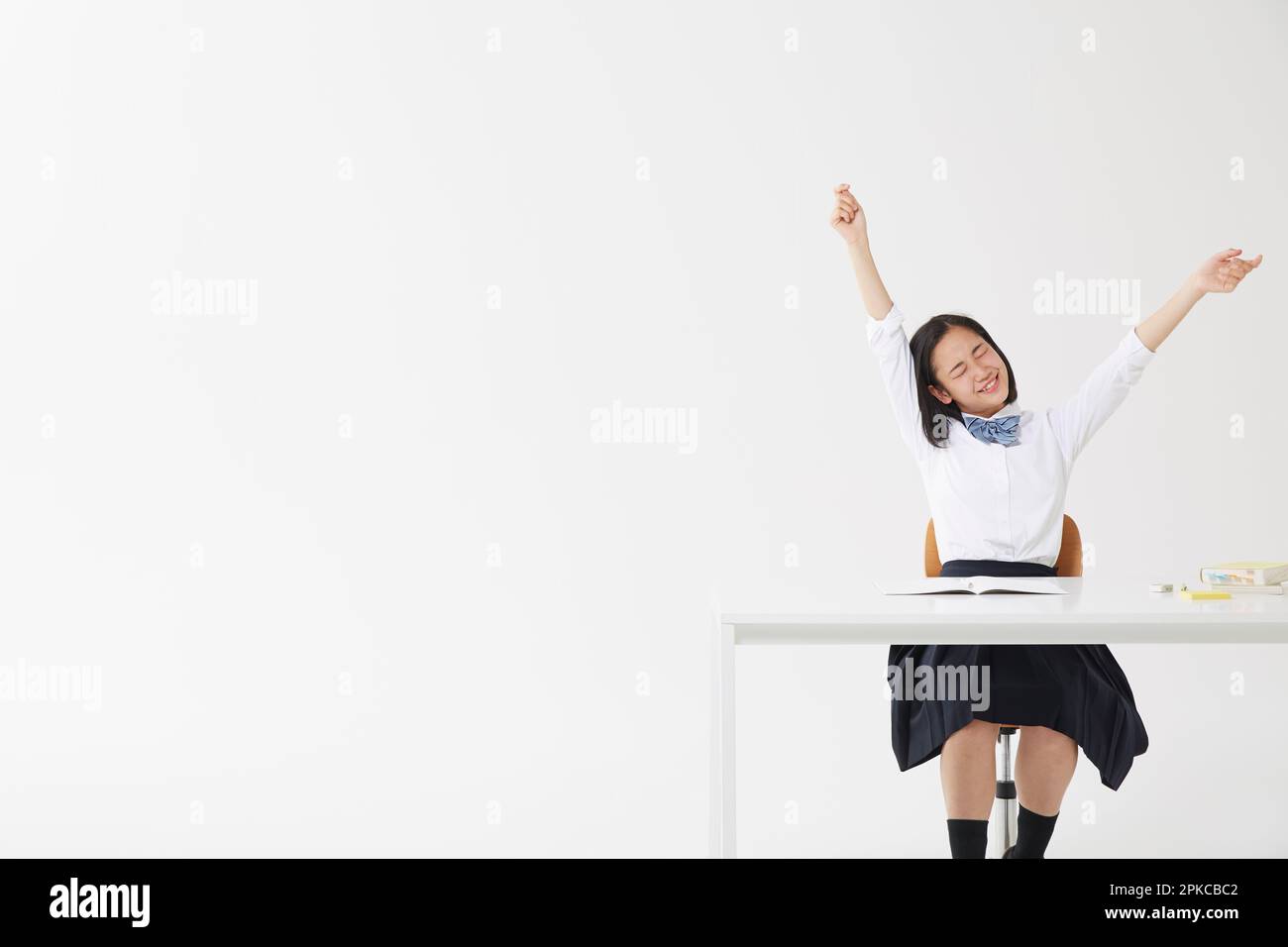 High-School-Mädchen, die sich zwischen dem Studium ausdehnt Stockfoto