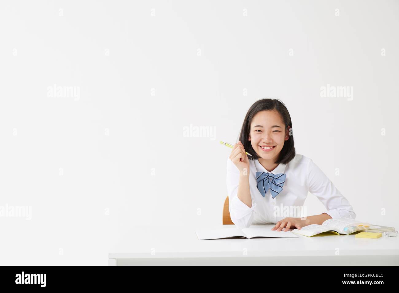 Lächelnde Highschool-Mädchen, die lernen Stockfoto