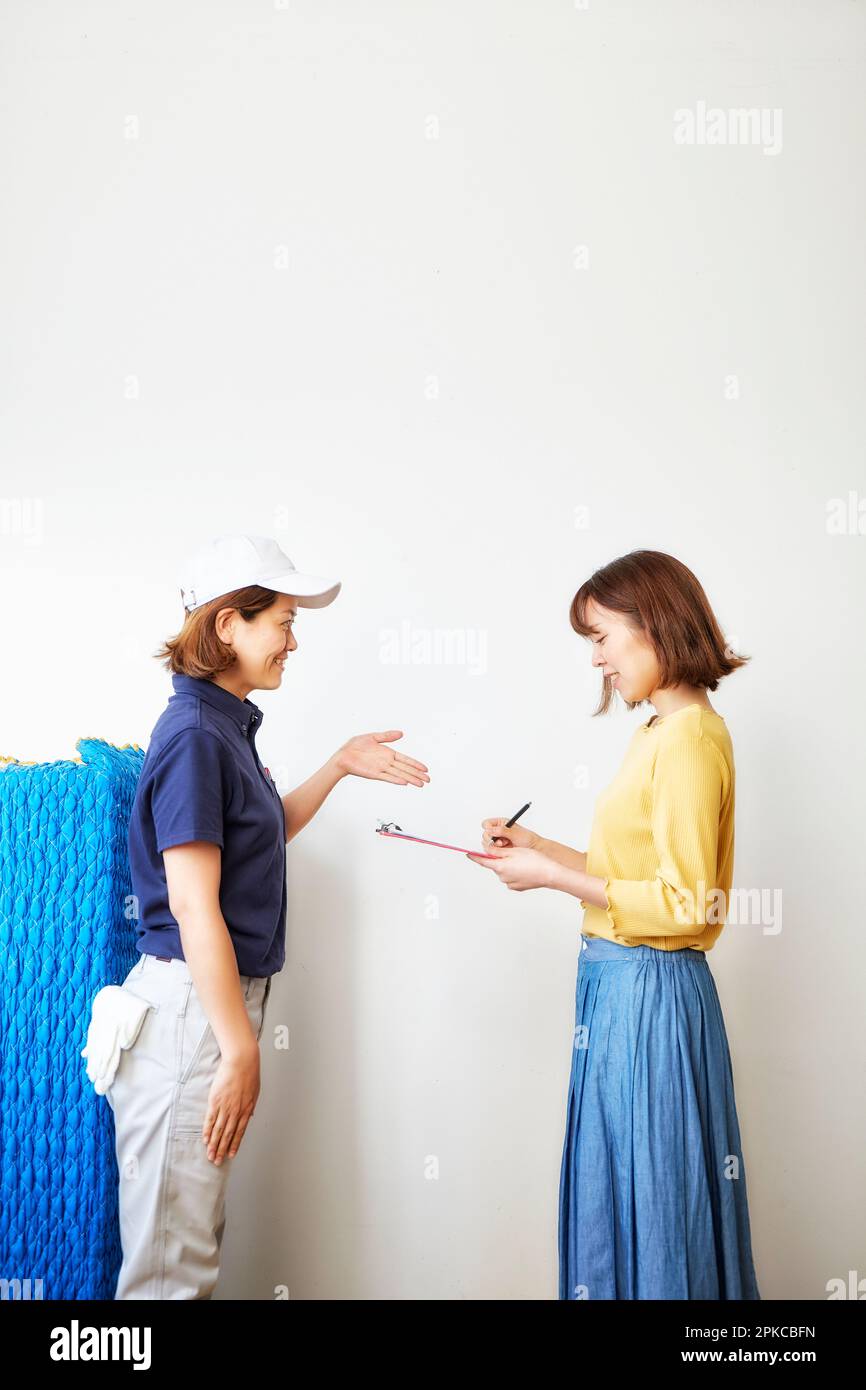 Mitarbeiter und Kunden des Unternehmens werden umgezogen Stockfoto