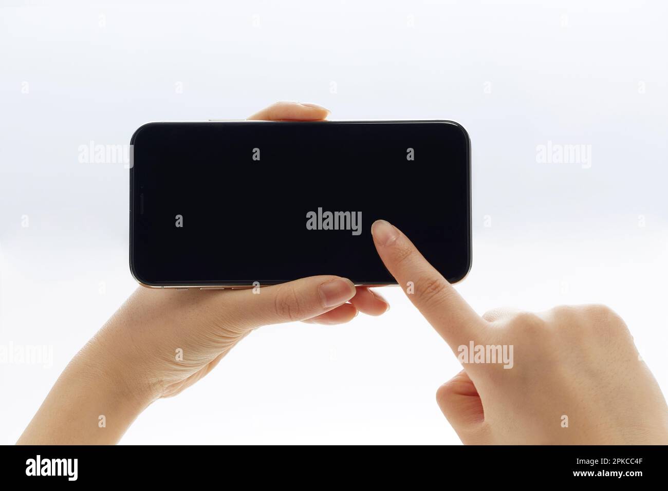 Personen, die ihr neues Smartphone im Querformat bedienen Stockfoto