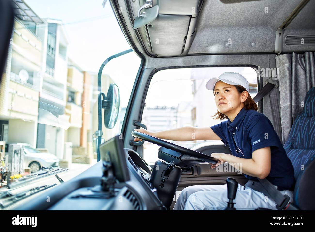 Arbeitende Frau, die einen großen Truck fährt Stockfoto