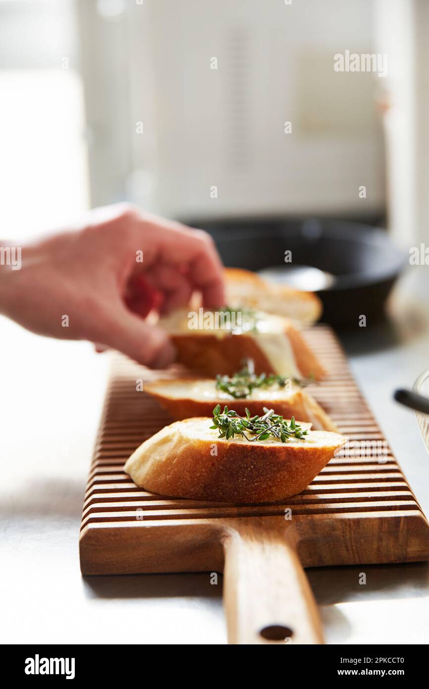 Der Hand-Serviereimer eines Mannes Stockfoto