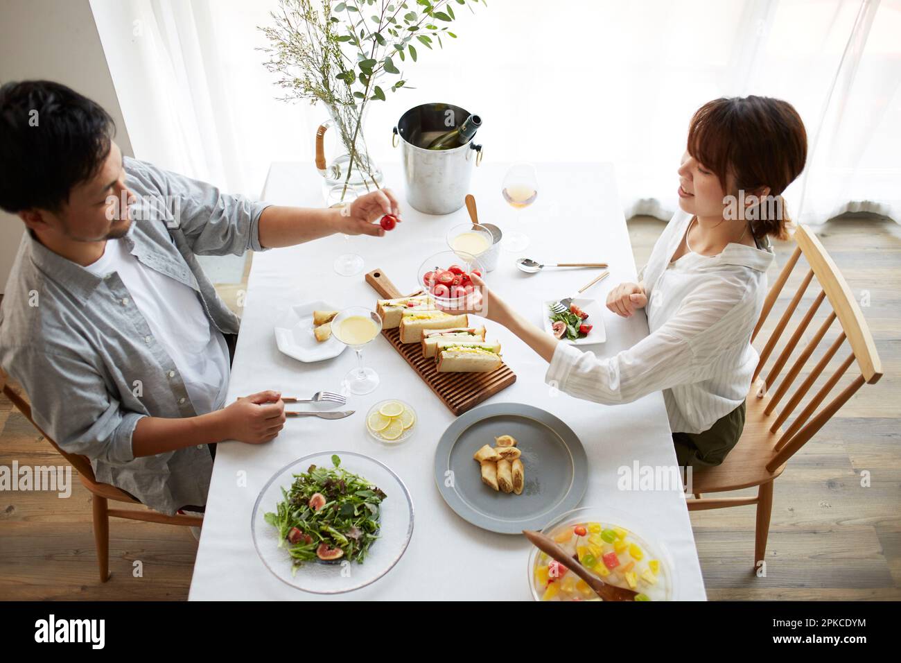 Männer und Frauen, die essen Stockfoto