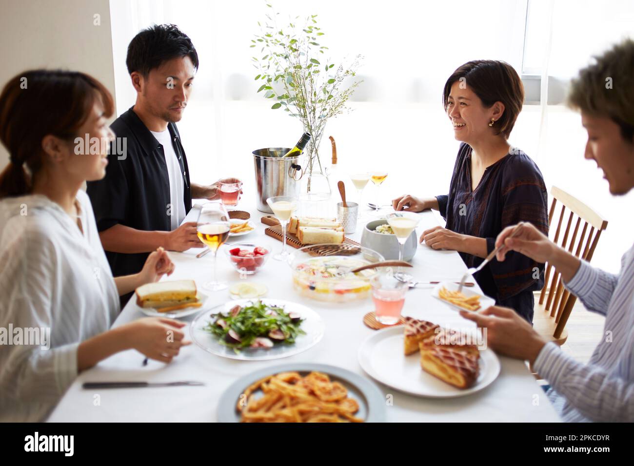 Eine Gruppe von Männern und Frauen, die eine Heimparty veranstalten Stockfoto
