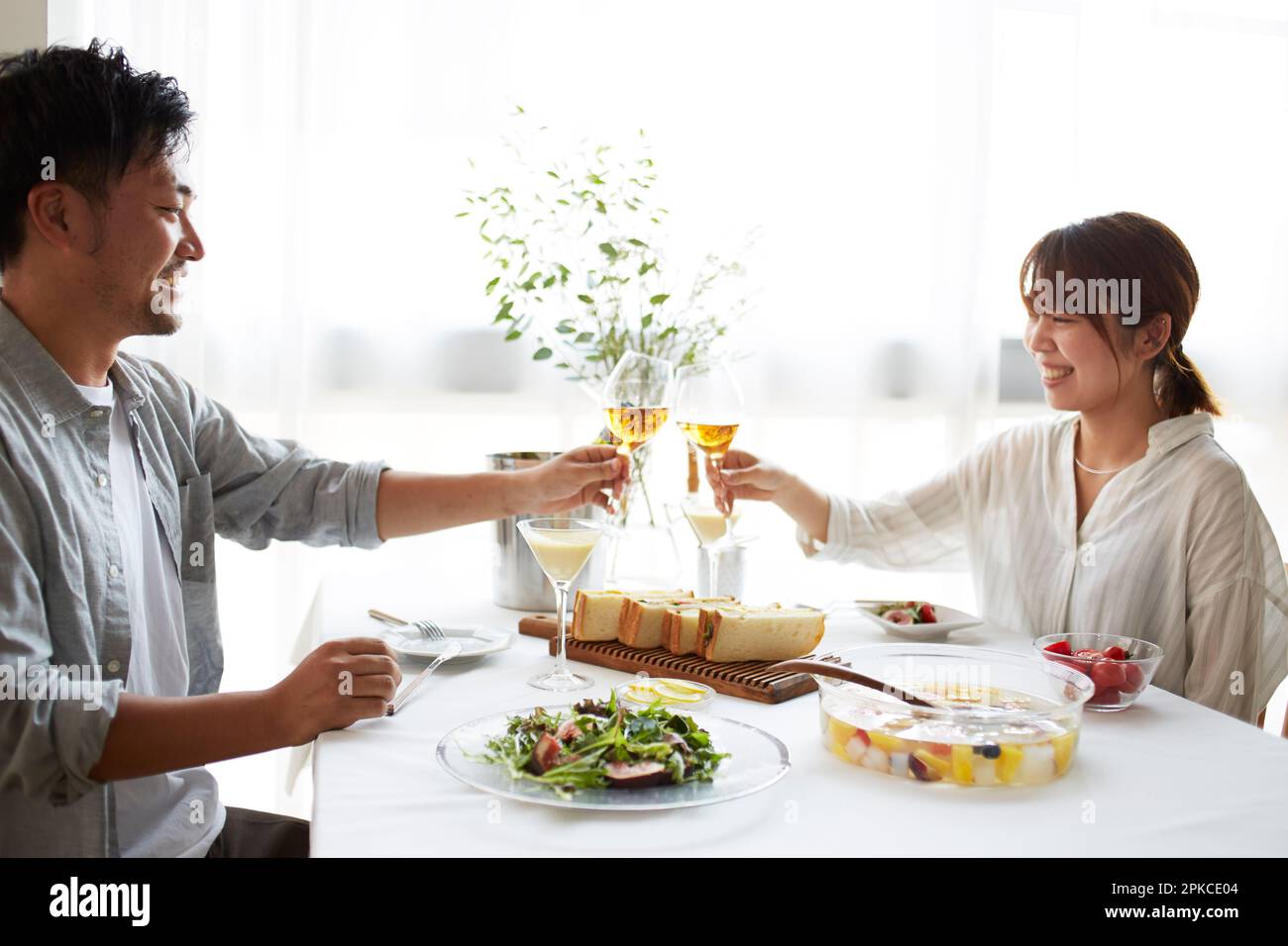 Männer und Frauen machen einen Toast Stockfoto