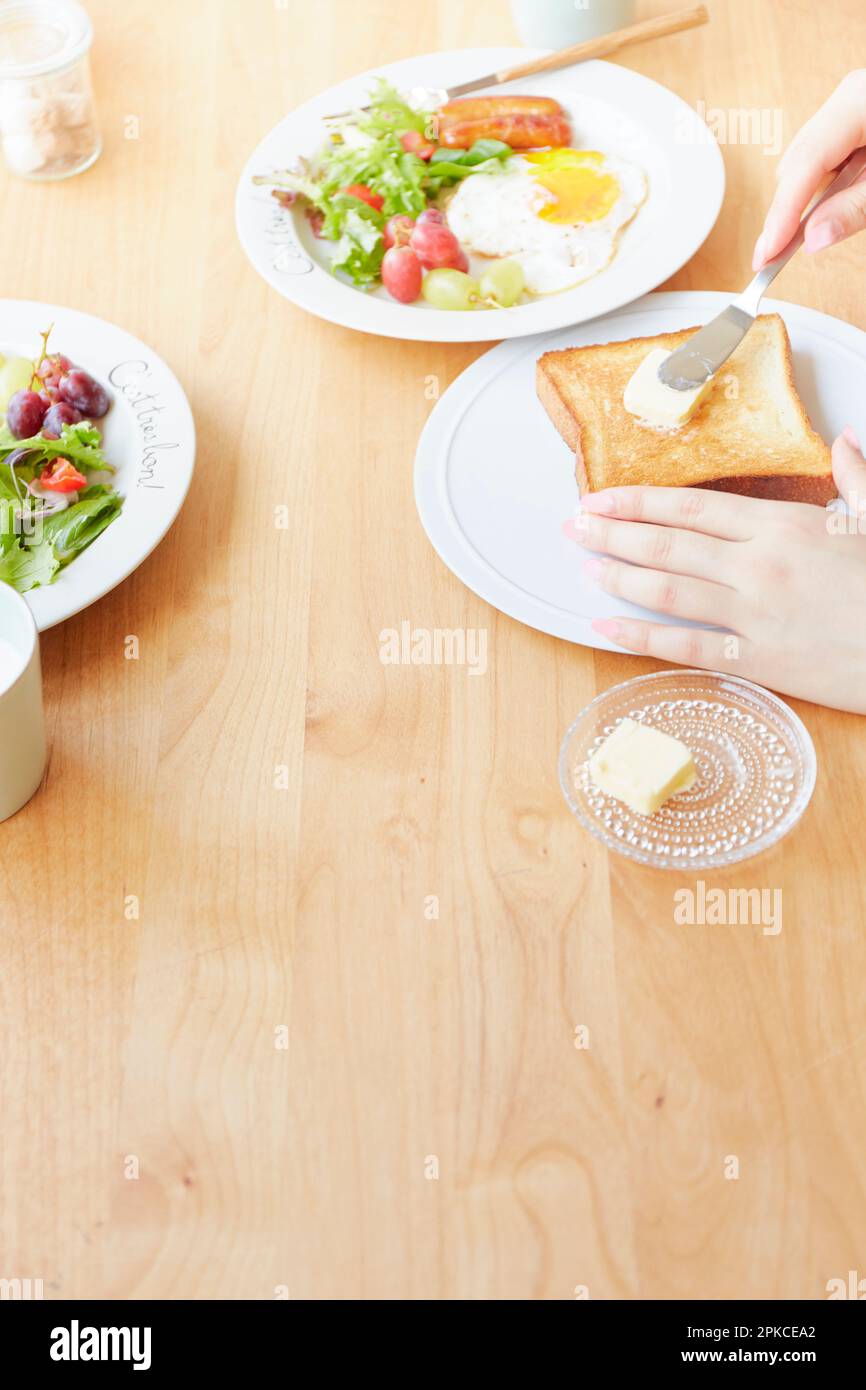 Butterbrot auf dem Tisch Stockfoto