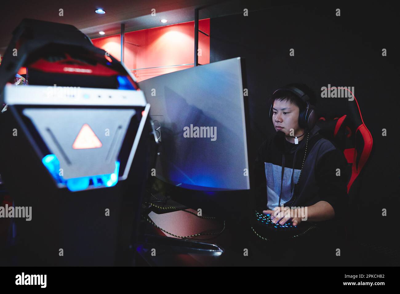 Männlicher Spieler, der im eSports Café spielt Stockfoto