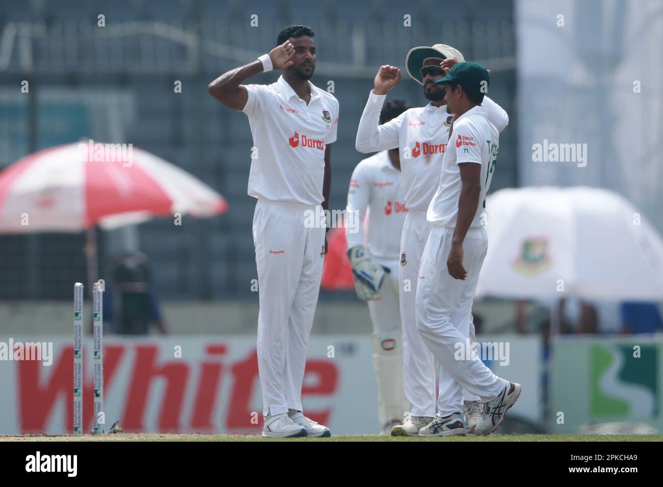 Ebadot Hossain (L) feiert, nachdem er Andrew McBrine Wicket am vierten Tag des alleinigen Testspiels zwischen Bangladesch und Irland bei Sher-e bekommen hat Stockfoto