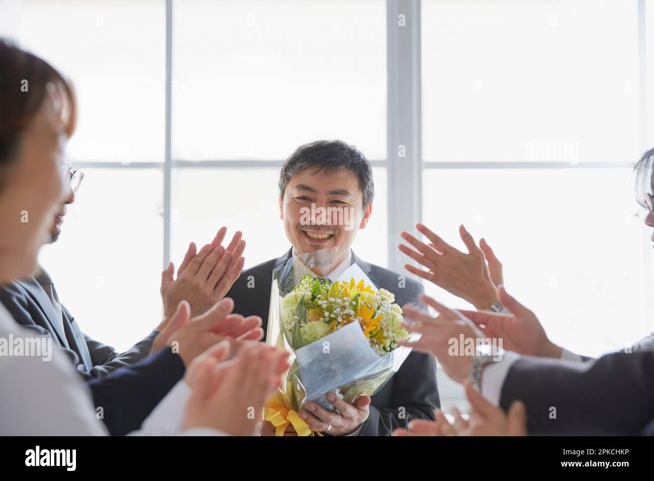 Ein Mitarbeiter gratuliert seinem Chef zu seinem Ruhestand Stockfoto