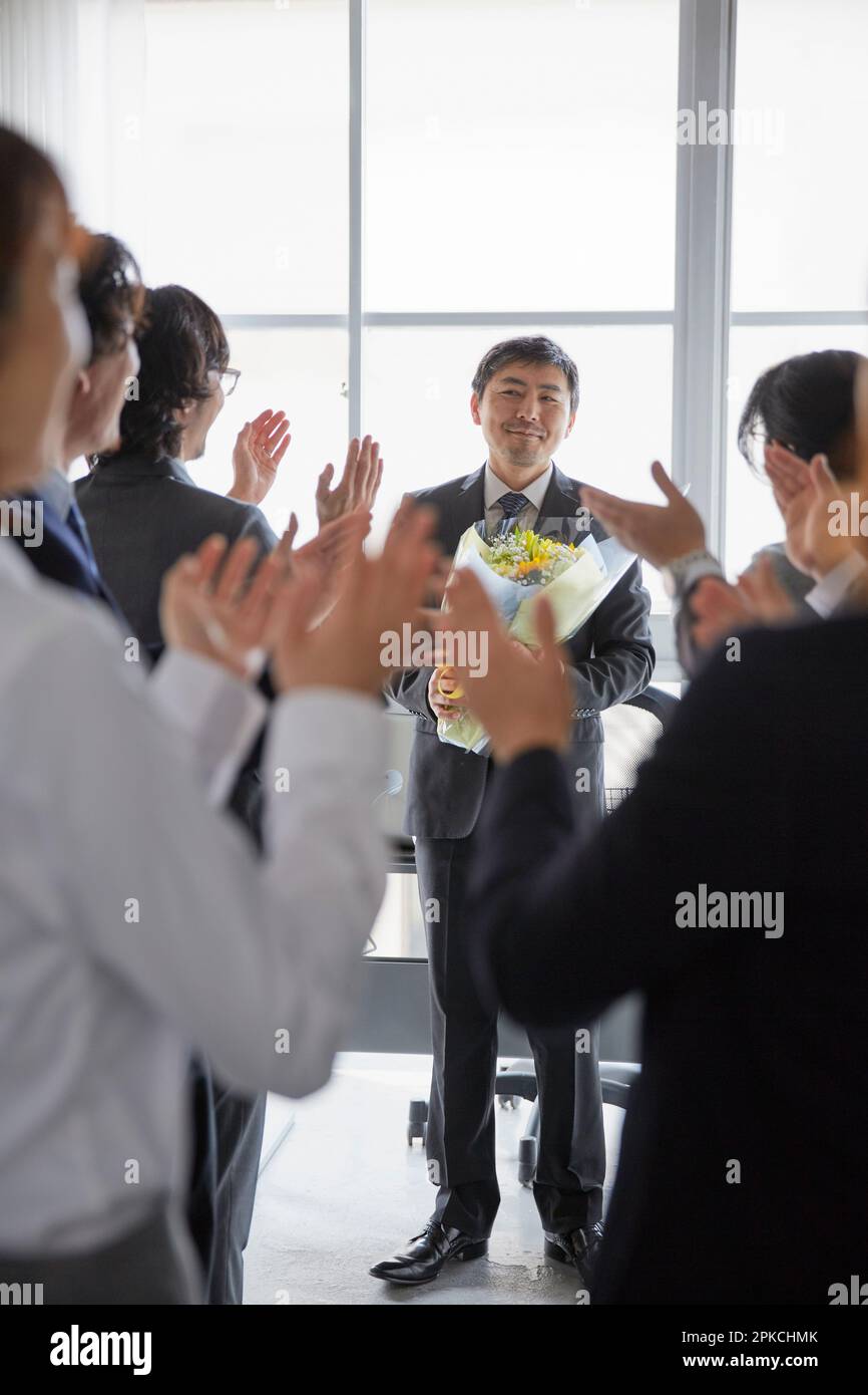 Ein Mitarbeiter gratuliert seinem Chef zu seinem Ruhestand Stockfoto