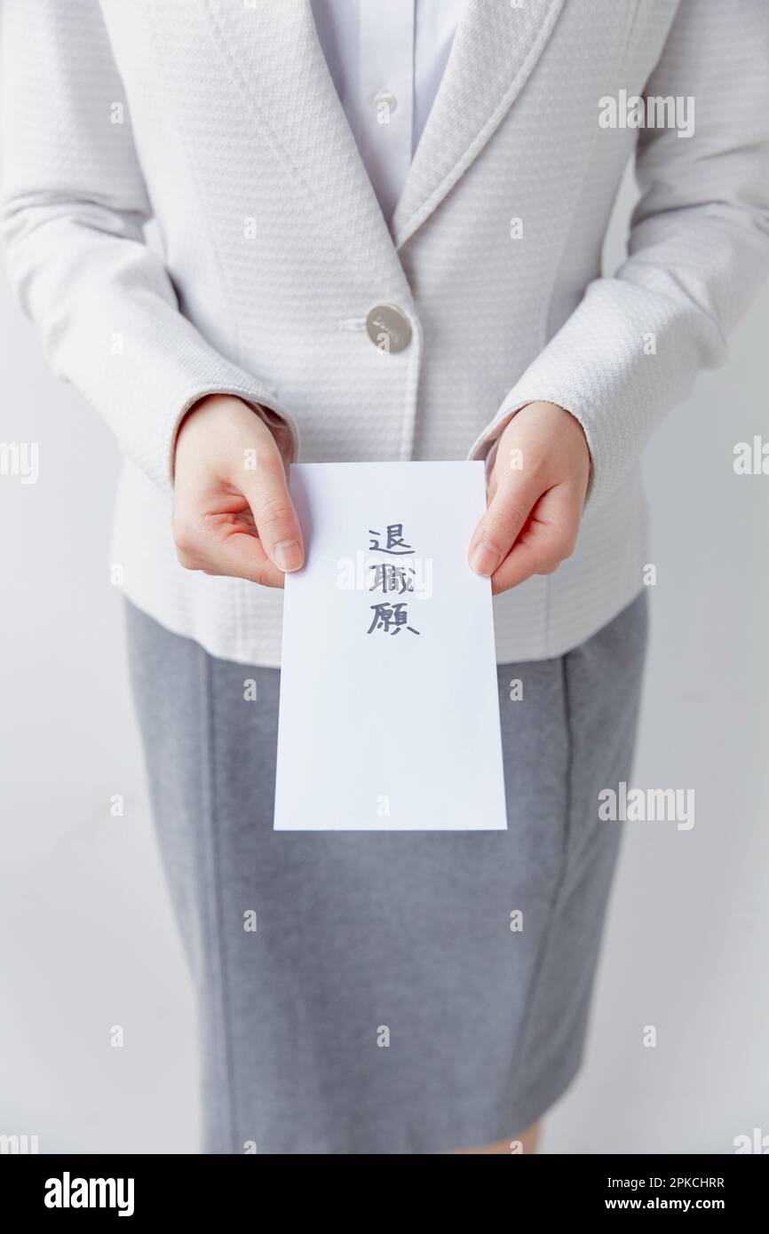 Weibliche Mitarbeiterin, die ihre Kündigung übergibt Stockfoto