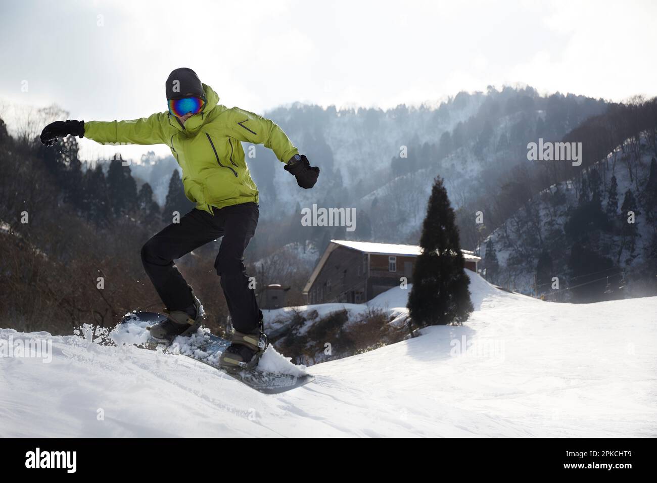 Ein Mann, der auf der Piste kühl Snowboarden geht Stockfoto