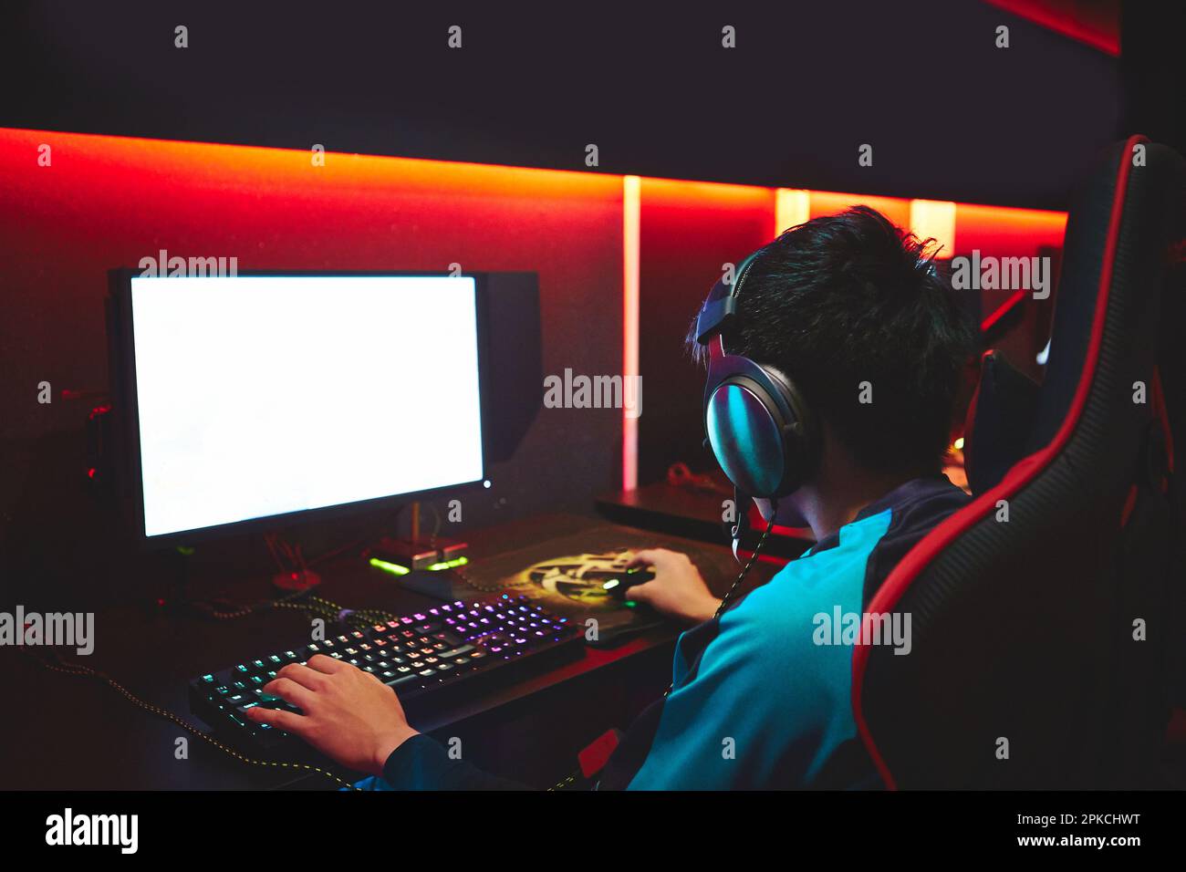 Ein männlicher Spieler, der ein Spiel in einem eSports-Café spielt Stockfoto