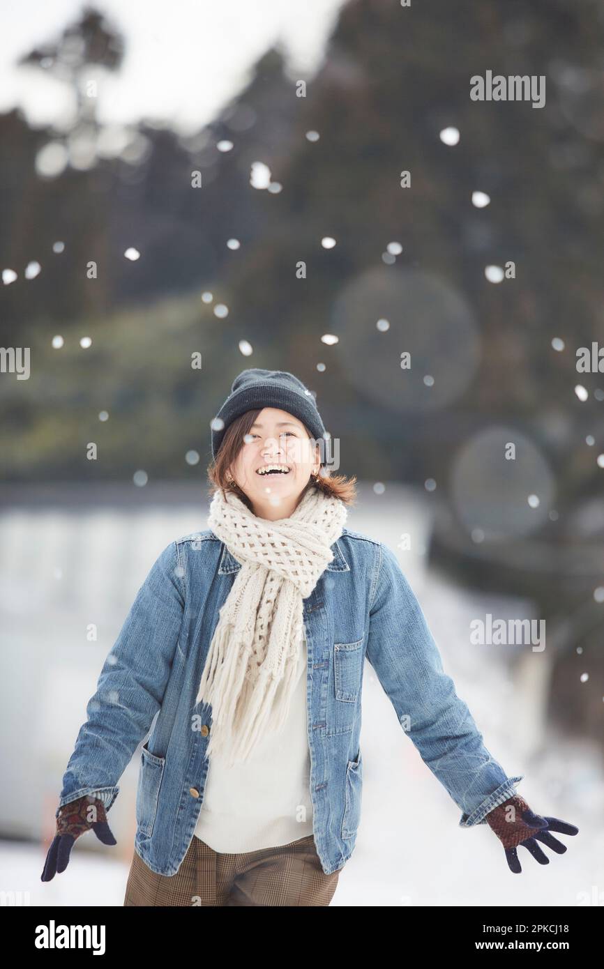 Eine Frau, die sich freut, den Schnee zu sehen Stockfoto
