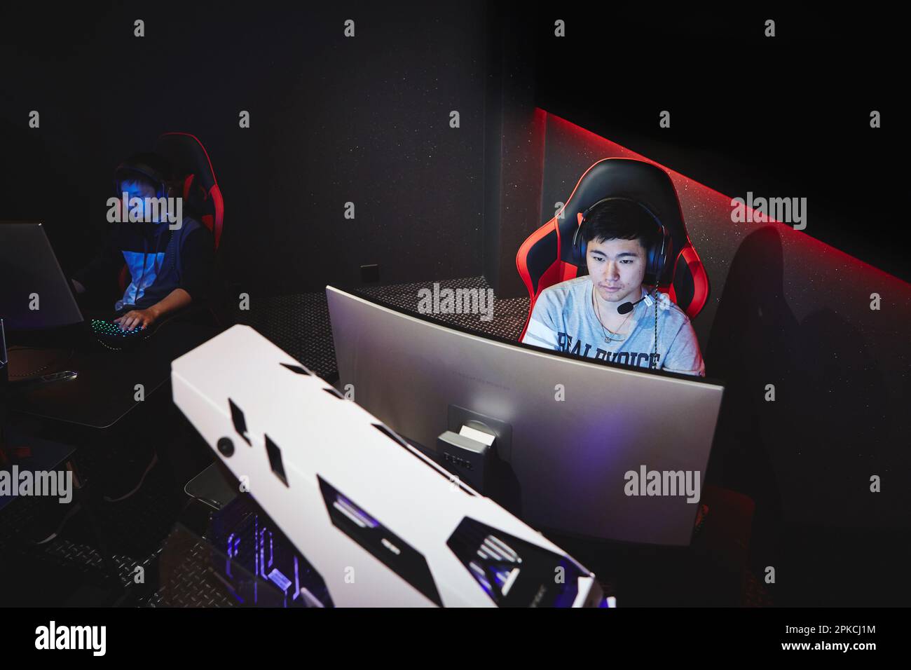 Männlicher Spieler, der ein Spiel in einem eSports-Café spielt Stockfoto