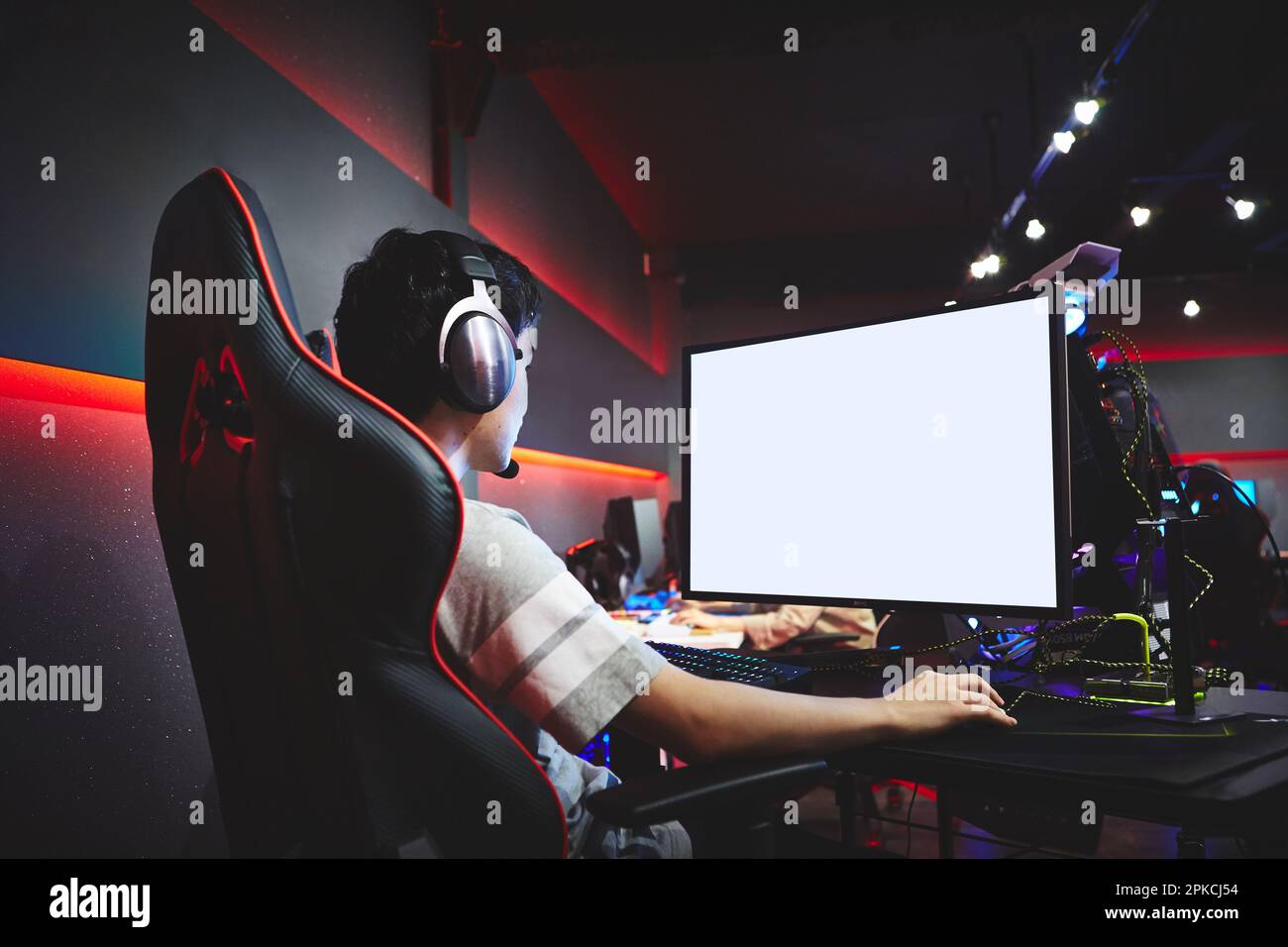 Männlicher Spieler, der im eSports Café spielt Stockfoto