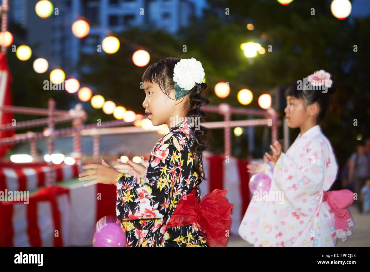 Ein Mädchen in Yukata tanzt auf einem Festival Stockfoto