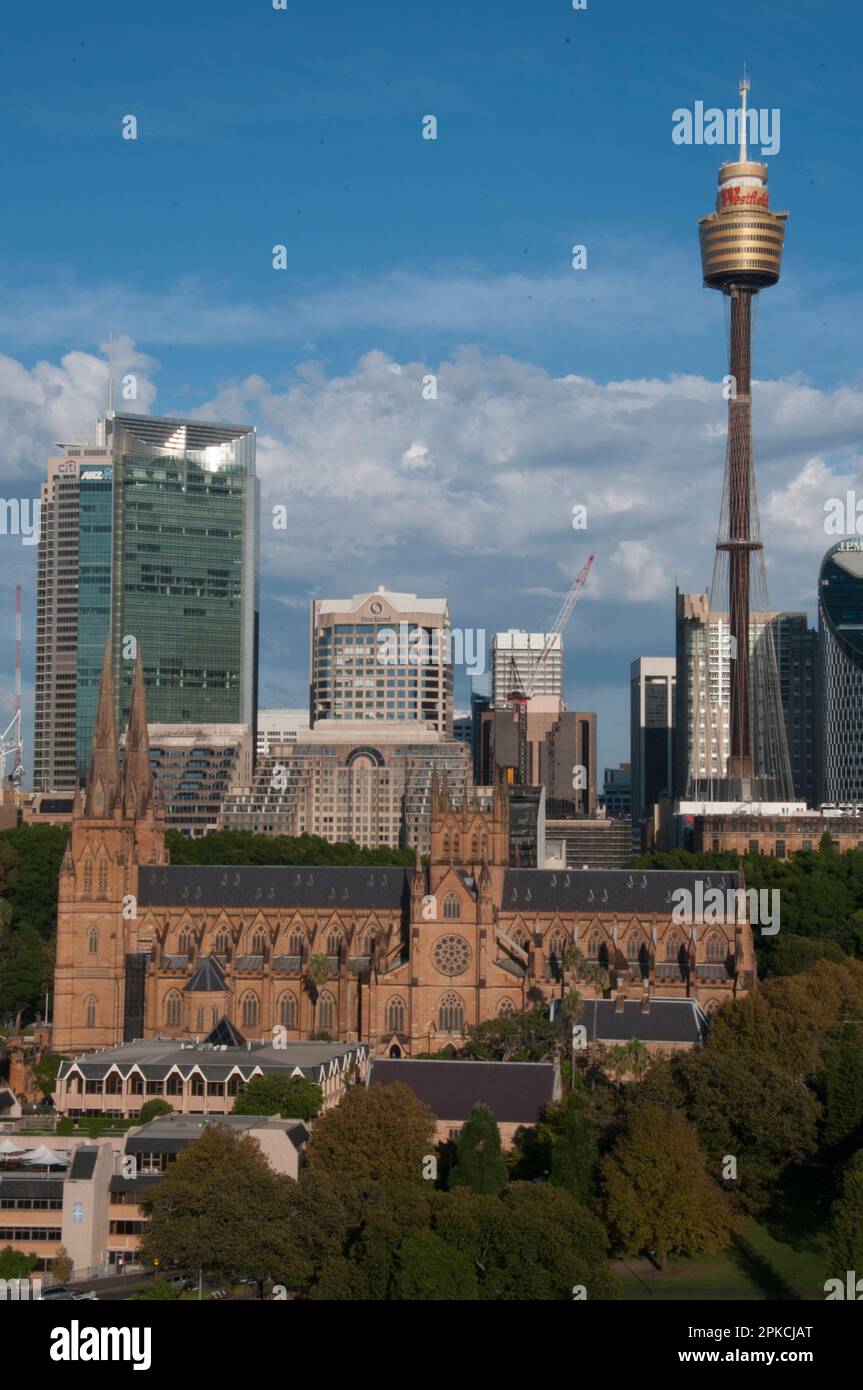Blick vom Dach auf das Sydney City CBD, Blick nach Westen von Woolloomooloo, mit St Mary's Cathedral im Vordergrund, NSW, Australien Stockfoto