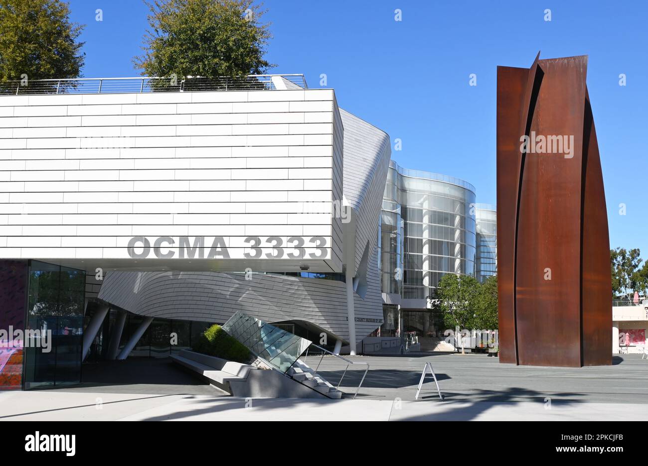 COSTA MESA, KALIFORNIEN - 4. April 2023: Orange County Museum of Art (OCMA) und The Connector eine 65 Meter hohe Stahlskulptur. Stockfoto