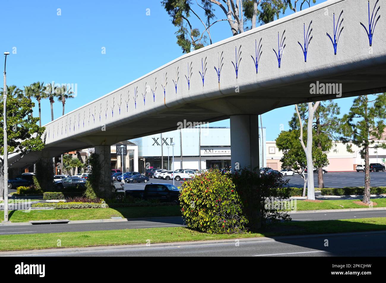 COSTA MESA, KALIFORNIEN - 4. April 2023: Unity Bridge, Verbindung zwischen South Coast Plaza und Stadtzentrum und dem Segerstrom Center. Stockfoto