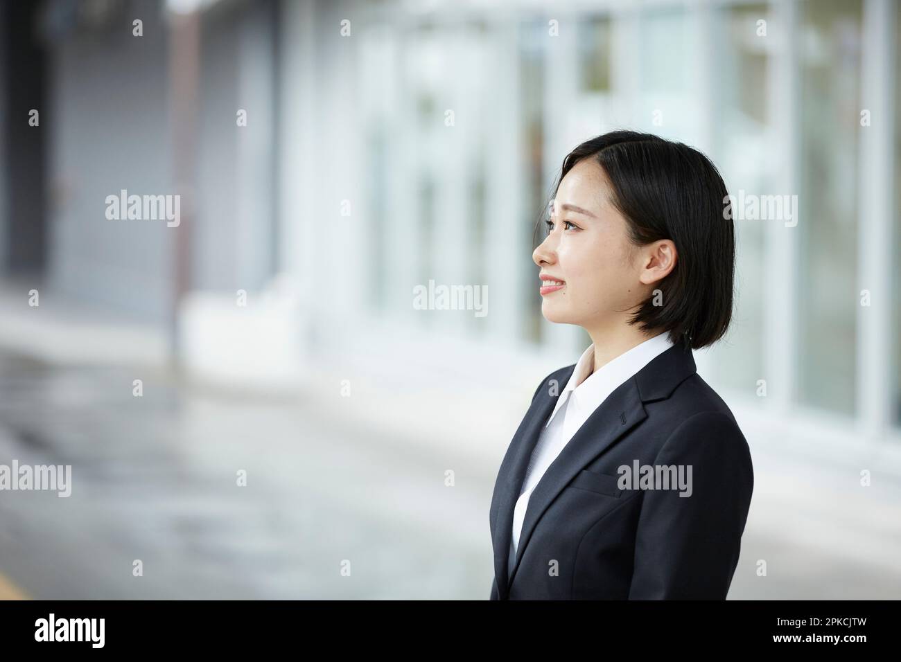 Lächelnde Frau in einem Rekrutenanzug Stockfoto