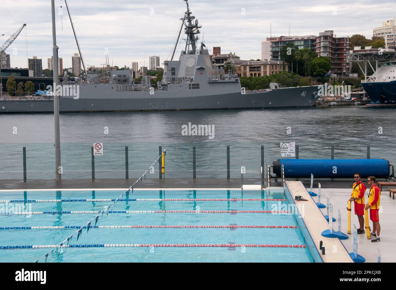 Marineschiff jenseits des Andrew (Boy) Charlton Pools in Woolloomooloo, Sydney, New South Wales, Australien Stockfoto