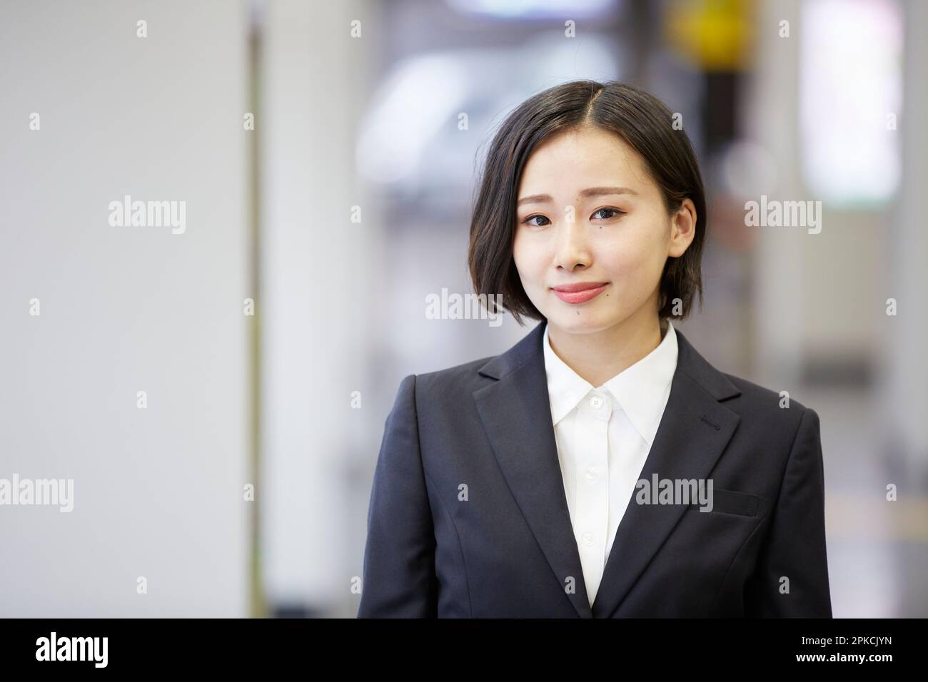 Lächelnde Frau im Rekrutierungsanzug Stockfoto