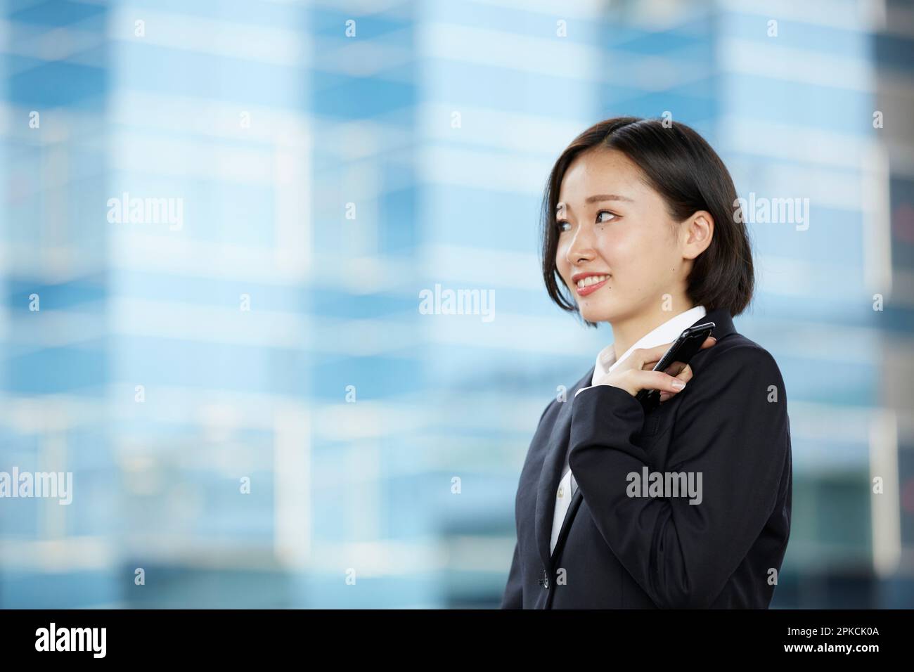 Lächelnde Frau im Rekrutierungsanzug Stockfoto