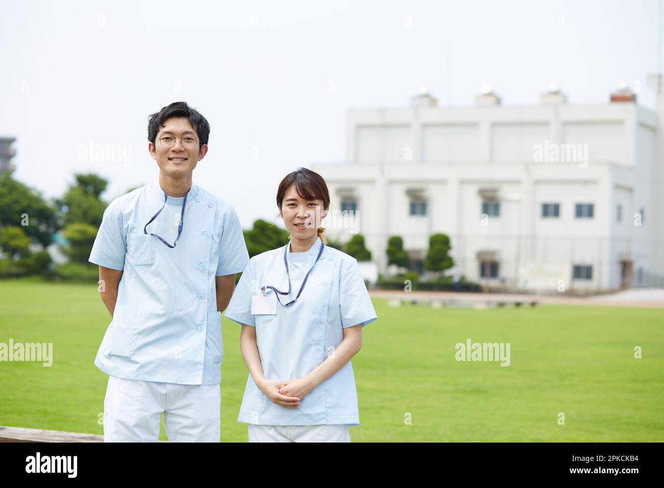 Lächelnde Krankenschwester Mit Rasenhintergrund Stockfoto