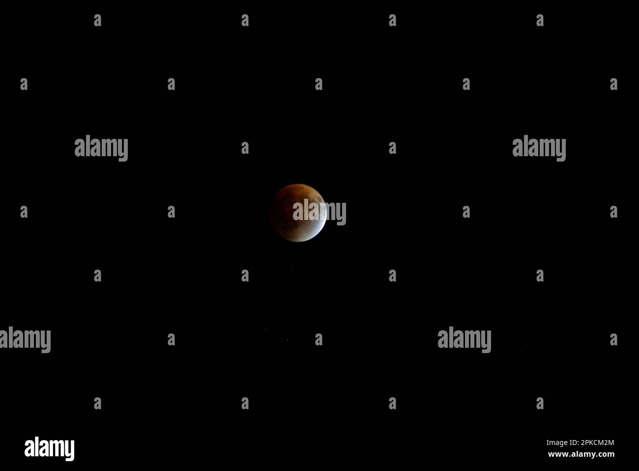 Der Mond geht in eine totale Sonnenfinsternis, gesehen aus Sydney, Australien, am 28. August 2007 um 7,50pm Uhr. Nach Angaben der NASA ist die totale Sonnenfinsternis nur vom Pazifischen Ozean, Neuseeland und Ost-Australien zwischen 10,30 und 11,30 Uhr, Australian Eastern Standard Time (AEST), zu sehen. Es wird den Mond acht Prozent größer erscheinen lassen als die Sonnenfinsternis im März, die die europäischen Sternengucker begeisterte. Sydney, Australien. 28.08.2007. Stockfoto