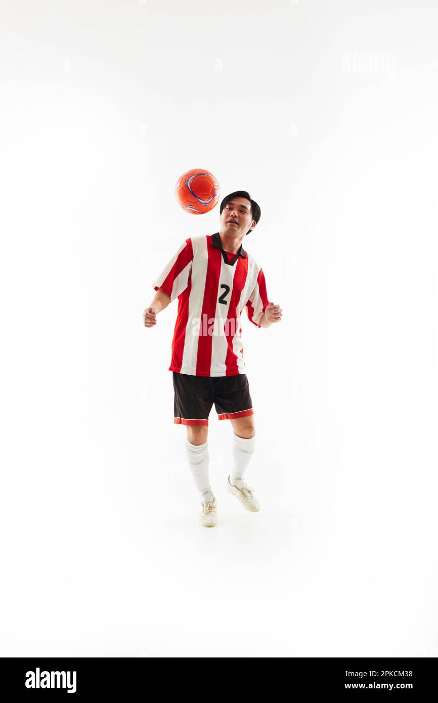 Fußballspieler im Moment des Abflugs Stockfoto