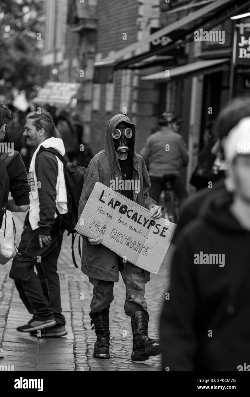 Albi, Frankreich. 06. April 2023. Demonstranten nehmen am 11. Aktionstag an einer Demonstration Teil, nachdem die Regierung am 6. April 2023 in Albi, Frankreich, ohne Abstimmung eine Rentenreform durch das parlament gedrängt hat, und zwar unter Anwendung von Artikel 49,3 der Verfassung. Frankreich bereitete sich auf einen weiteren Tag der Proteste und Streiks vor, um die Rentenreform des französischen Präsidenten an einem Tag anzuprangern, nachdem die Gespräche zwischen der Regierung und den Gewerkschaften in einer Sackgasse endete. Foto: Arnaud Bertrand/ABACAPRESS.COM Kredit: Abaca Press/Alamy Live News Stockfoto